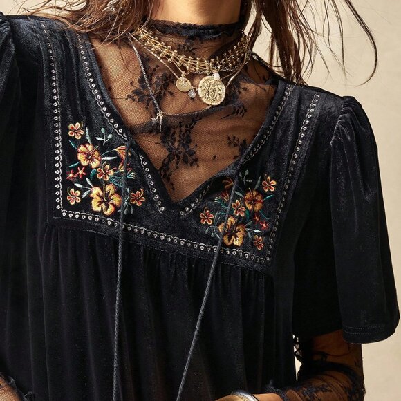 Black Boho Women's Knit V-Neck Floral Velvet Mini Dress - Picture 4 of 8